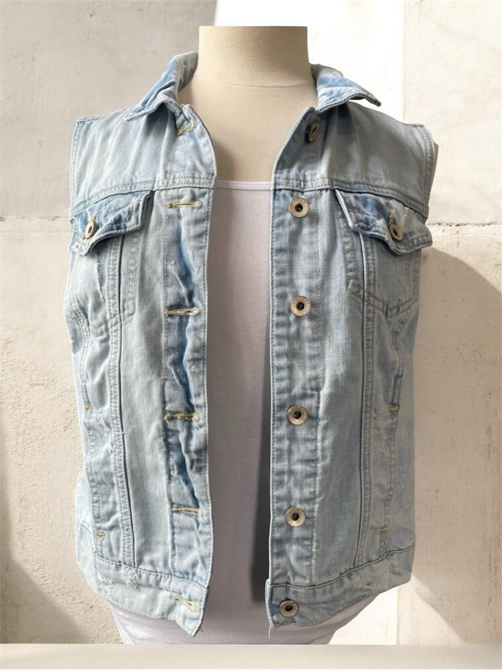 EightyTwo Distressed Light Wash Denim Vest Sleeveless Jean Vest Women's Large
